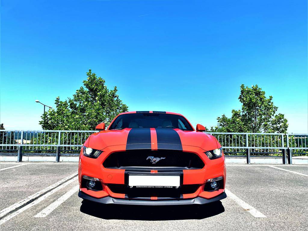 Ford Mustang. Půjčovna aut. Půjčení sportovního vozu Plzeň.