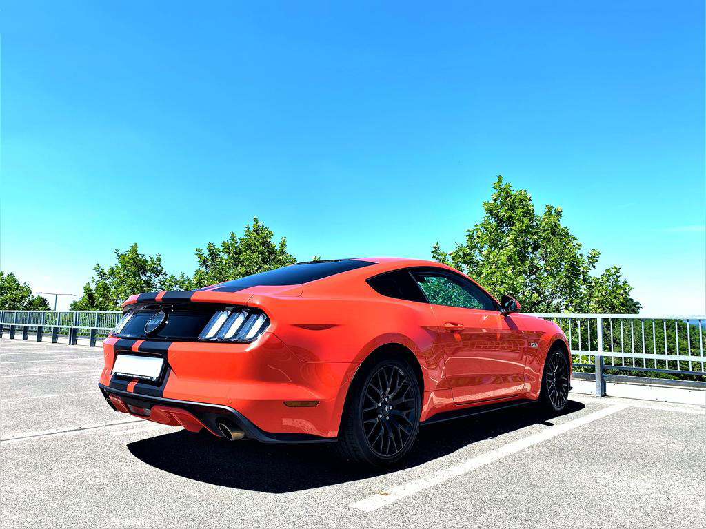 Ford Mustang. Půjčovna aut. Půjčení sportovního vozu Plzeň.