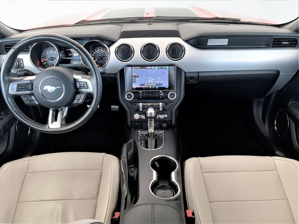 Ford Mustang. Půjčovna aut. Půjčení sportovního vozu Plzeň.