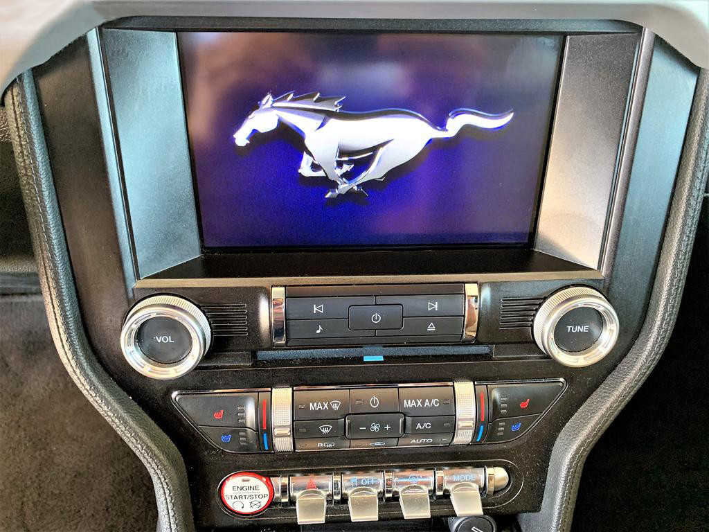 Ford Mustang. Půjčovna aut. Půjčení sportovního vozu Plzeň.