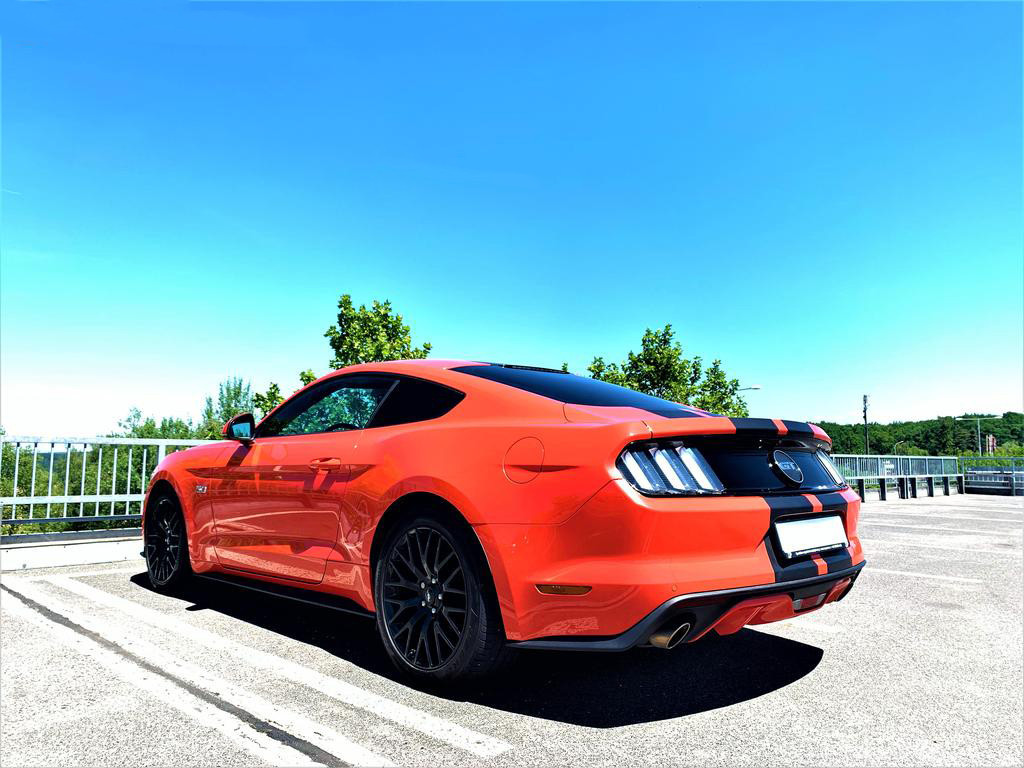 Ford Mustang. Půjčovna aut. Půjčení sportovního vozu Plzeň.