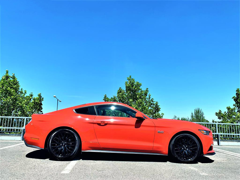 Ford Mustang. Půjčovna aut. Půjčení sportovního vozu Plzeň.