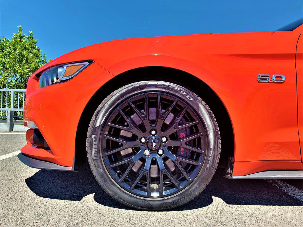 Ford Mustang. Půjčovna aut. Půjčení sportovního vozu Plzeň.