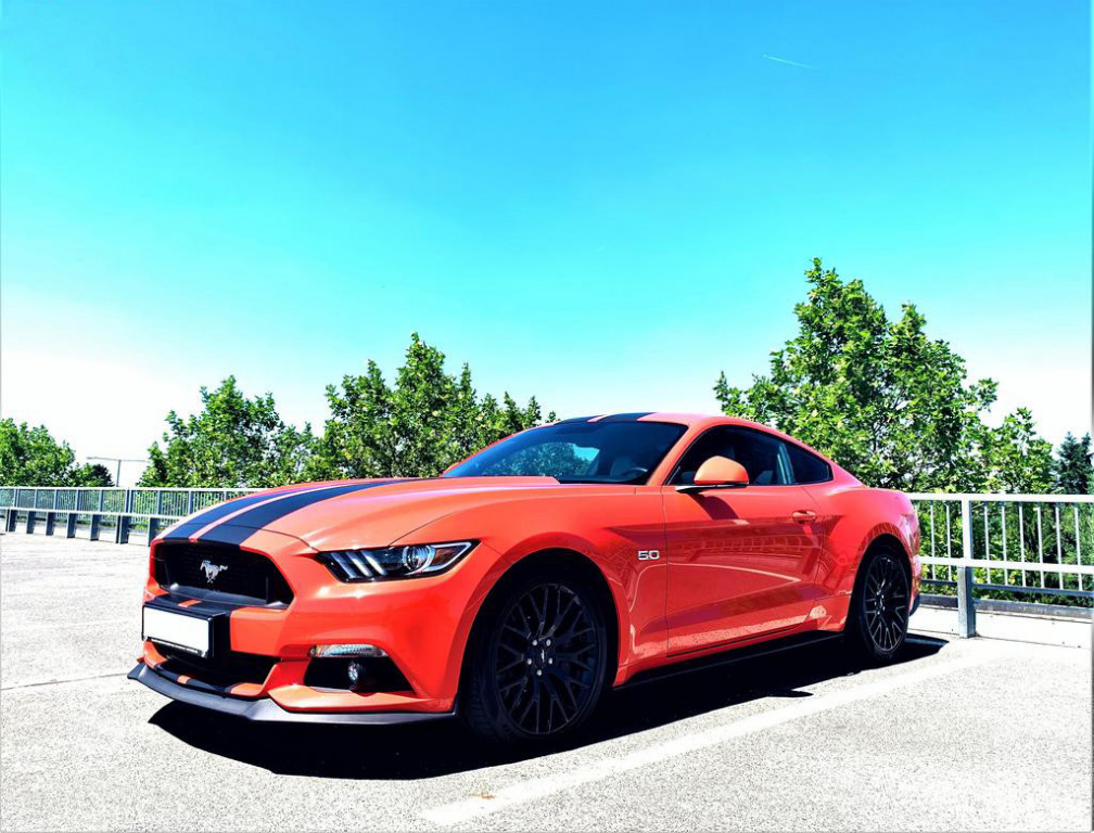 Ford Mustang. Půjčovna aut. Půjčení sportovního vozu Plzeň.