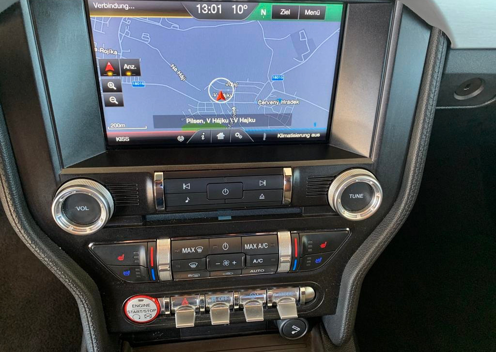 Ford Mustang. Půjčovna aut. Půjčení sportovního vozu Plzeň.