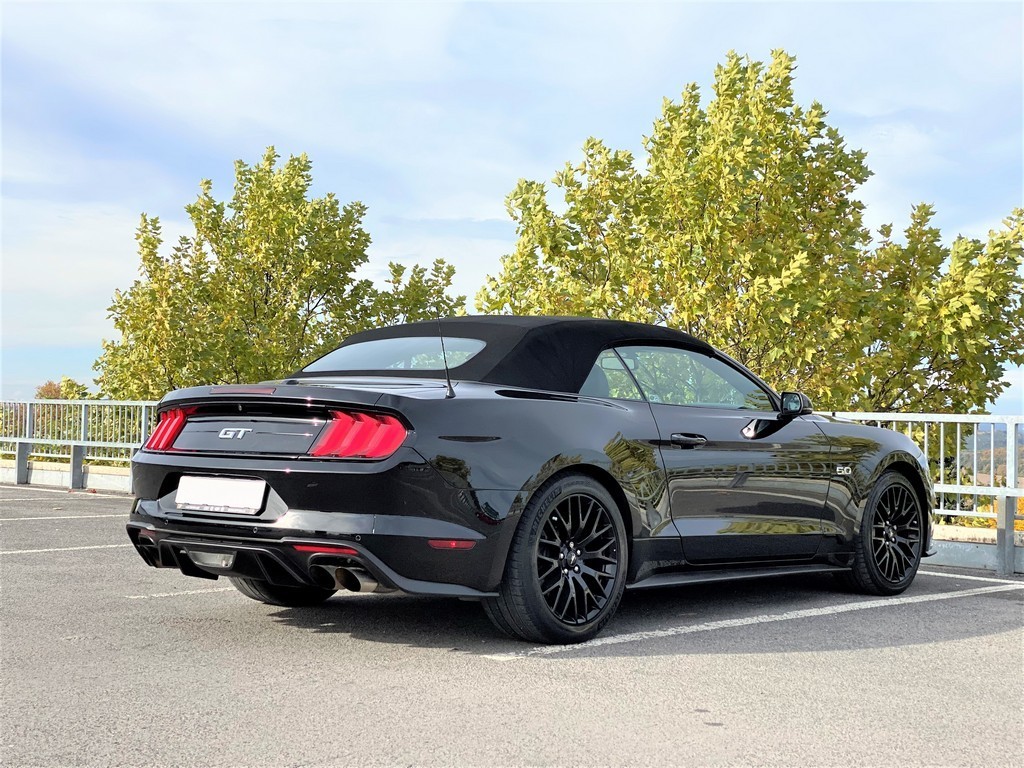 Ford Mustang. Půjčovna aut. Půjčení sportovního vozu Plzeň.